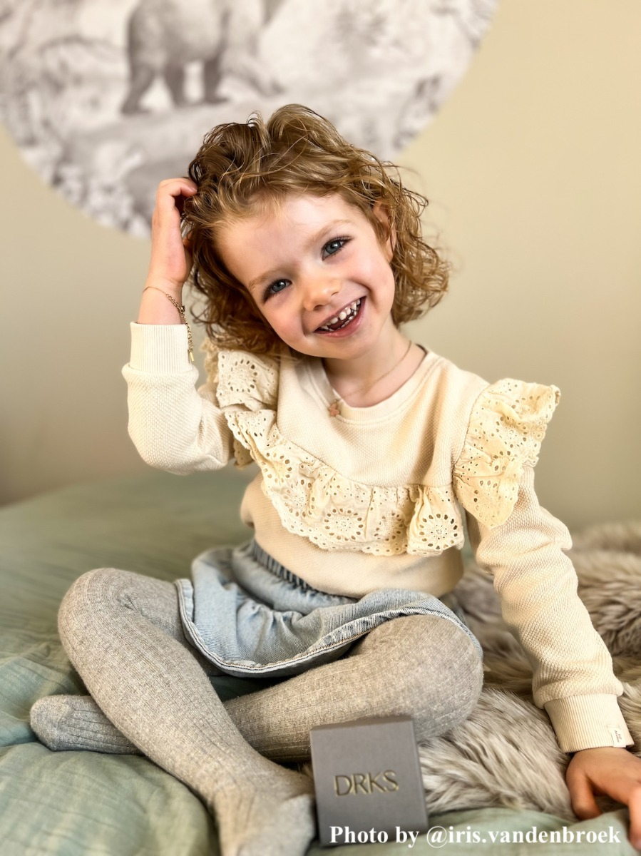 Influencer met kinder ketting