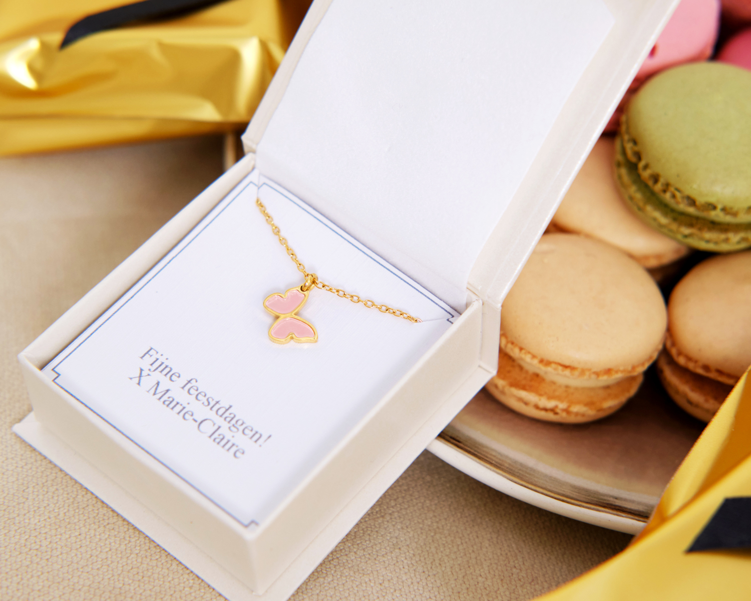 Goudkleurige ketting met roze vlinder voor kids