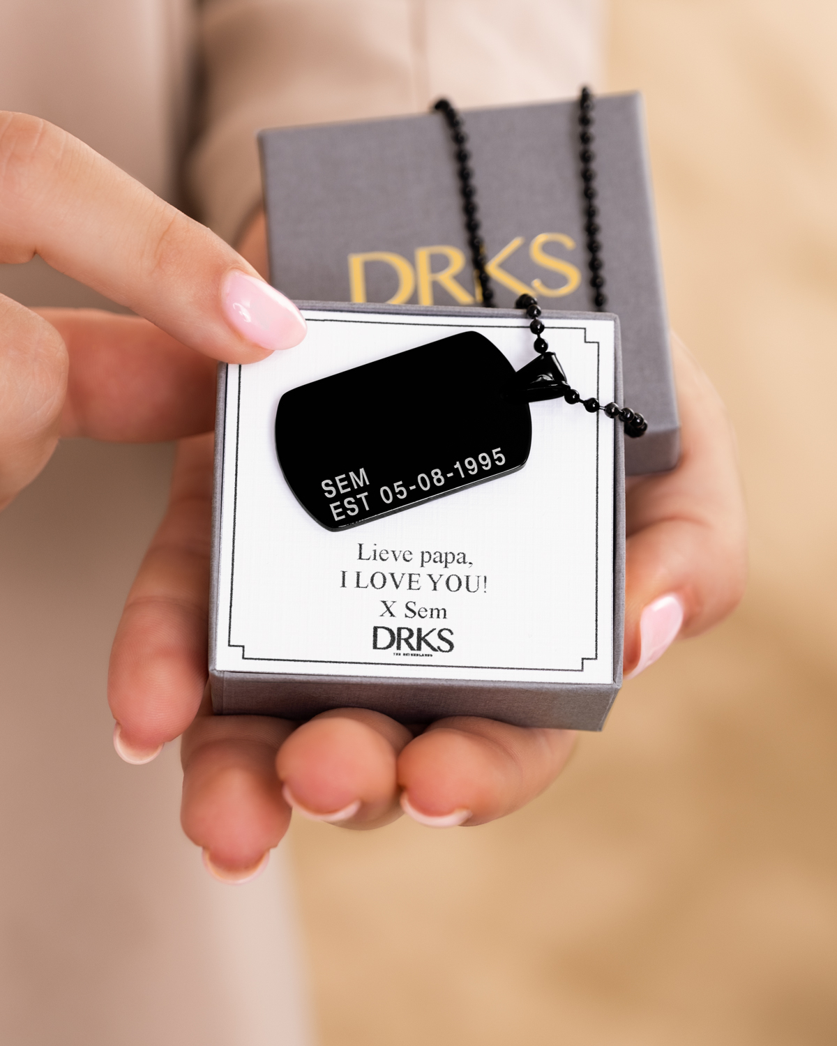 Zwarte dog tag ketting in sieradendoosje