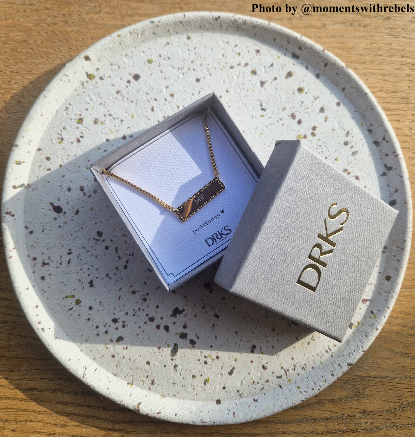 Influencer met gouden ketting in sieradendoosje