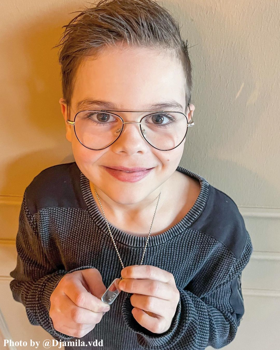 Influencer zoontje draagt naam ketting 
