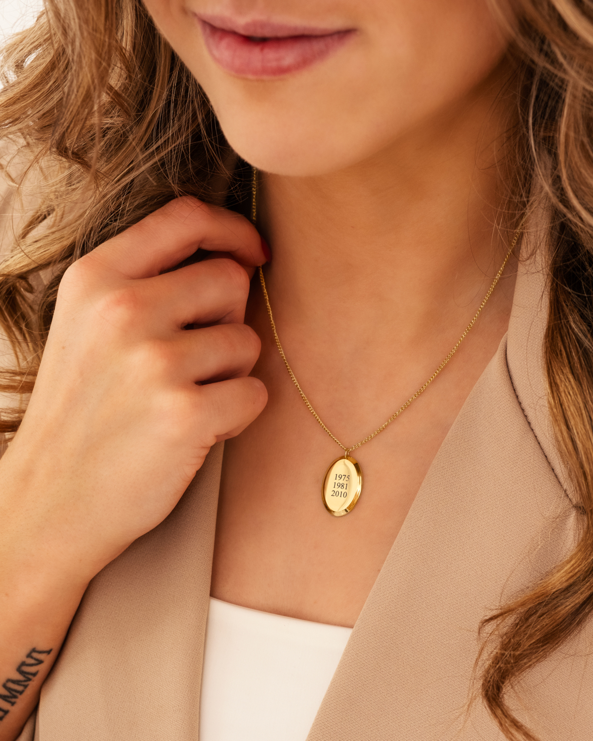 Gouden jaartallen ketting voor dames om hals