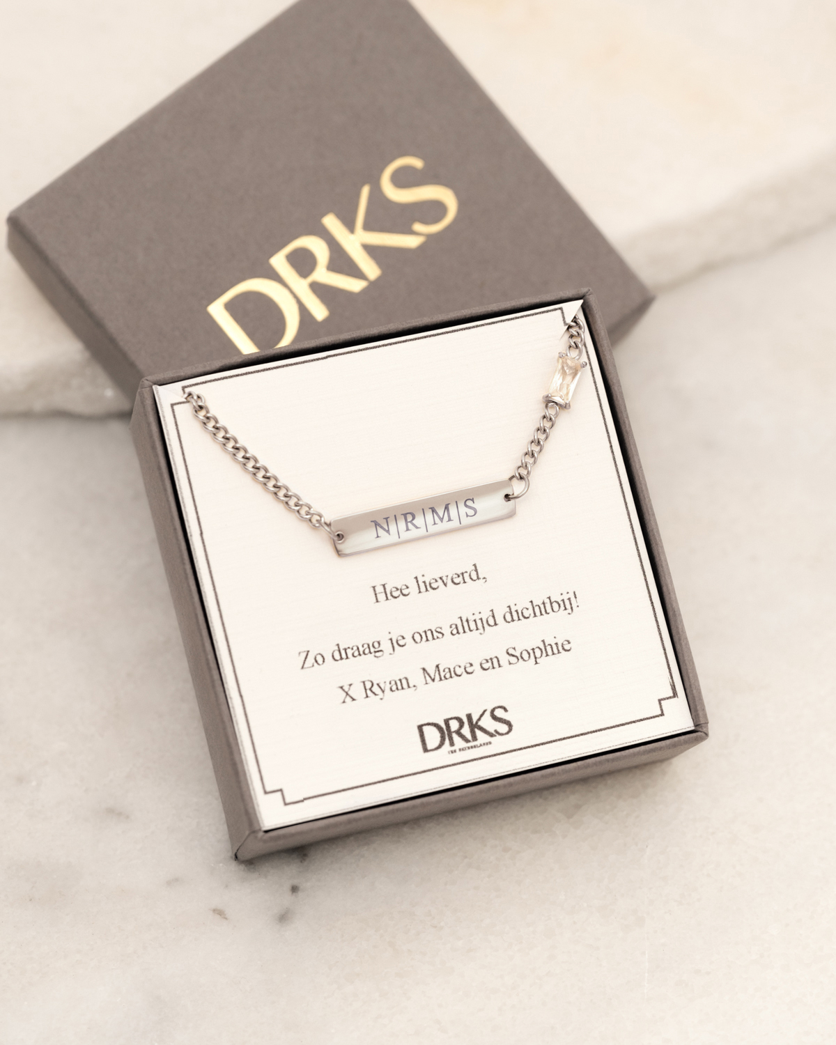 Bar ketting graveerbaar met steentje in DRKS doosje