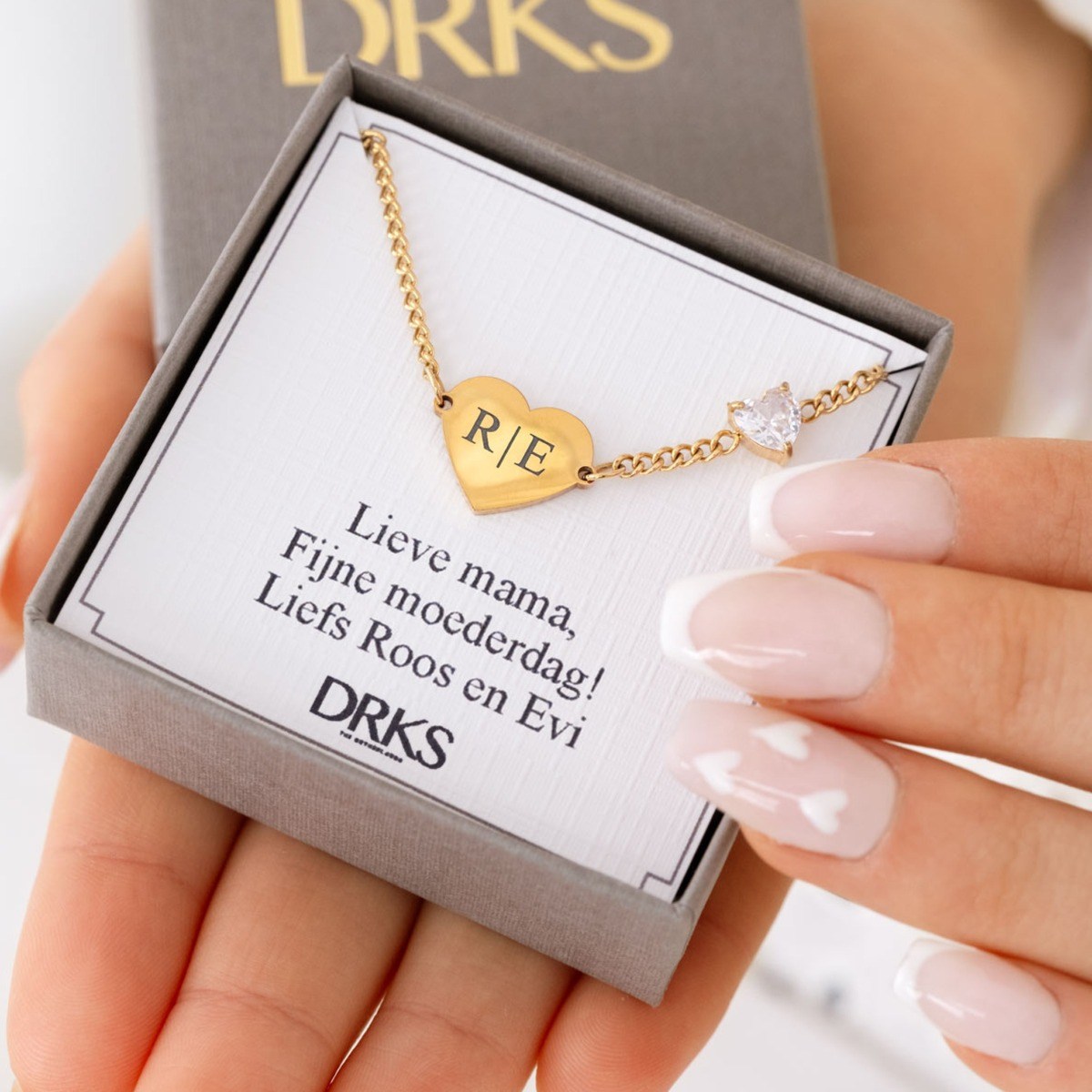 gouden hartjes ketting met tekstje voor mama in het sieradendoosje