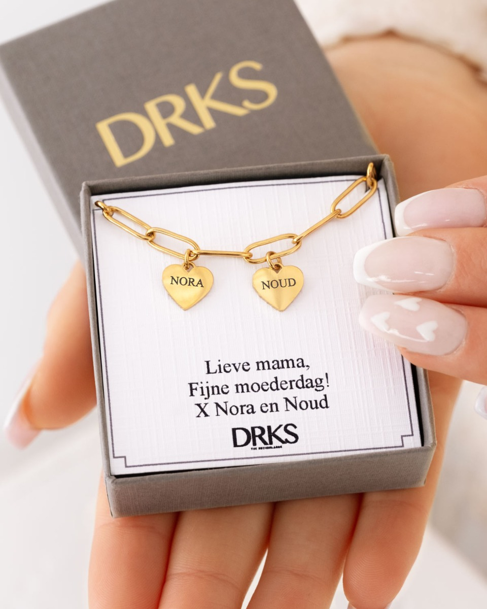 gouden chain ketting met hartjes in sieradendoosje met persoonlijke tekst voor moederdag