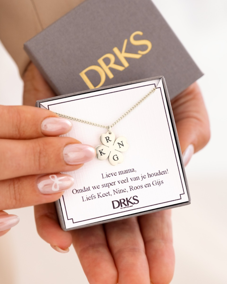 Zilveren initialen ketting met initialen in sieradendoosje