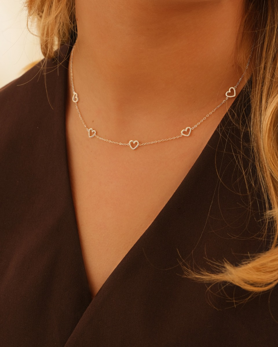 Zilveren ketting met 5 hartjes