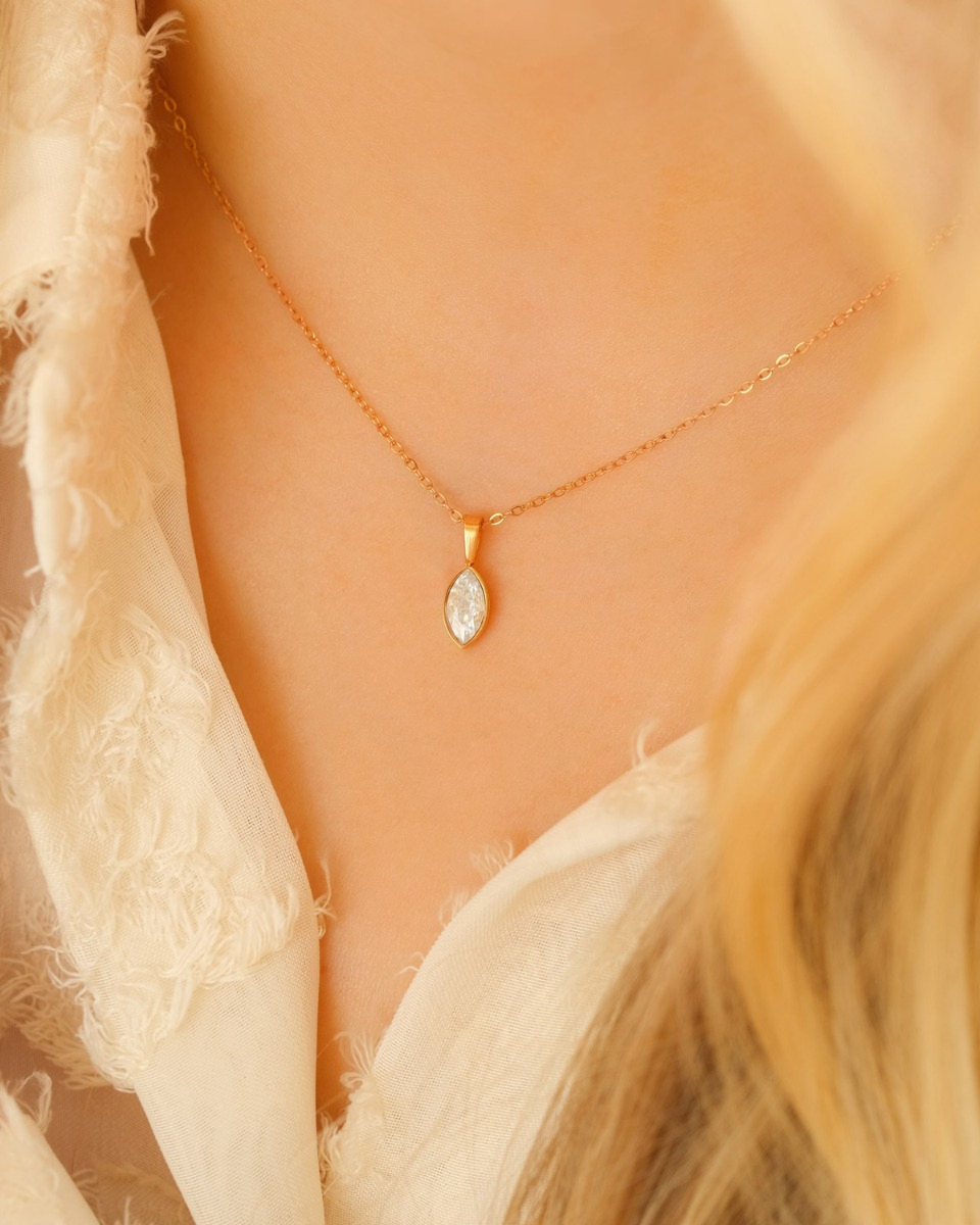 Ketting met druppel steentje in het goud