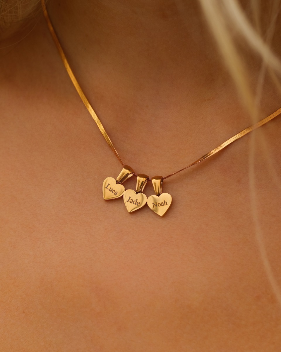 Gouden ketting met naam hartjes bedels