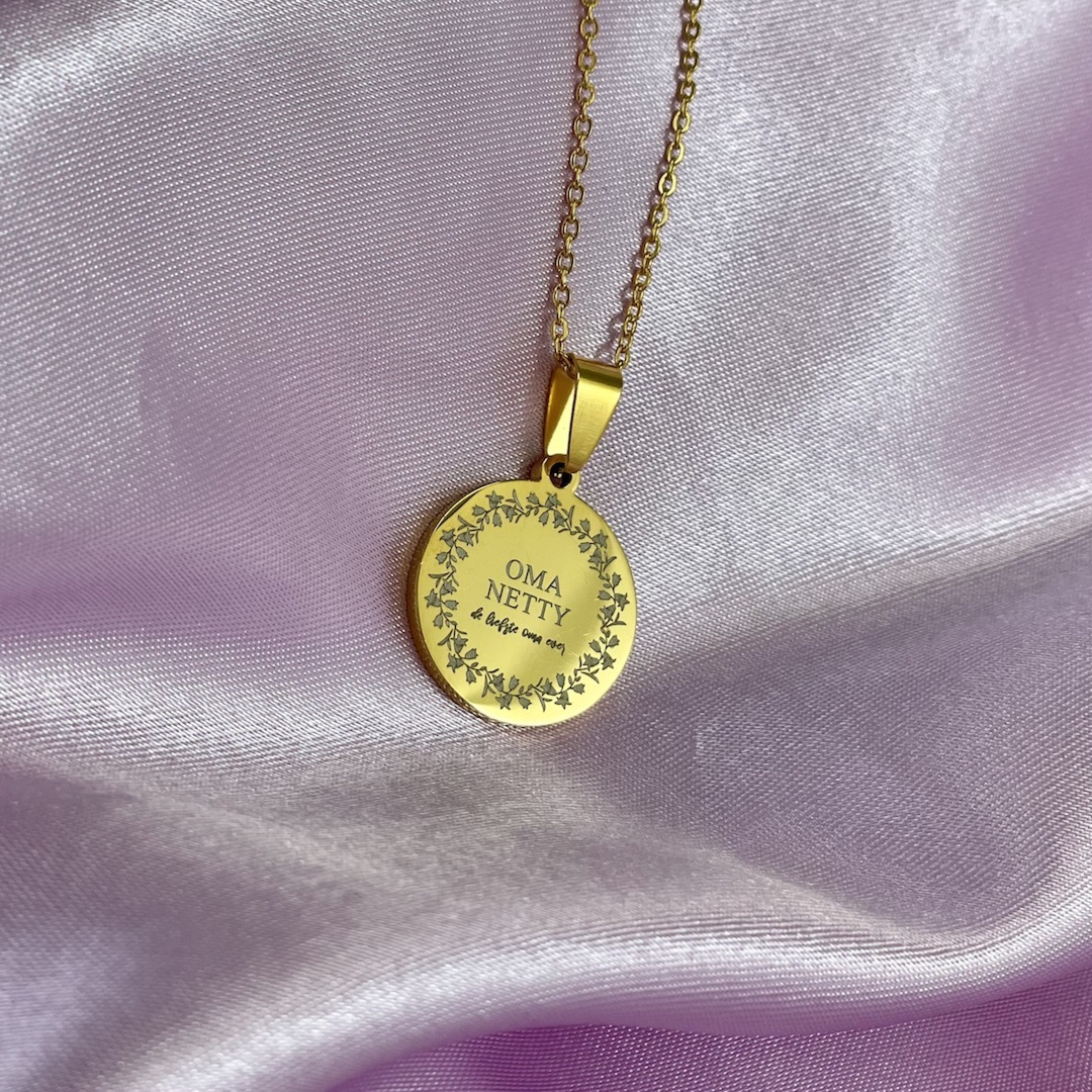 Naam ketting voor oma op satijn