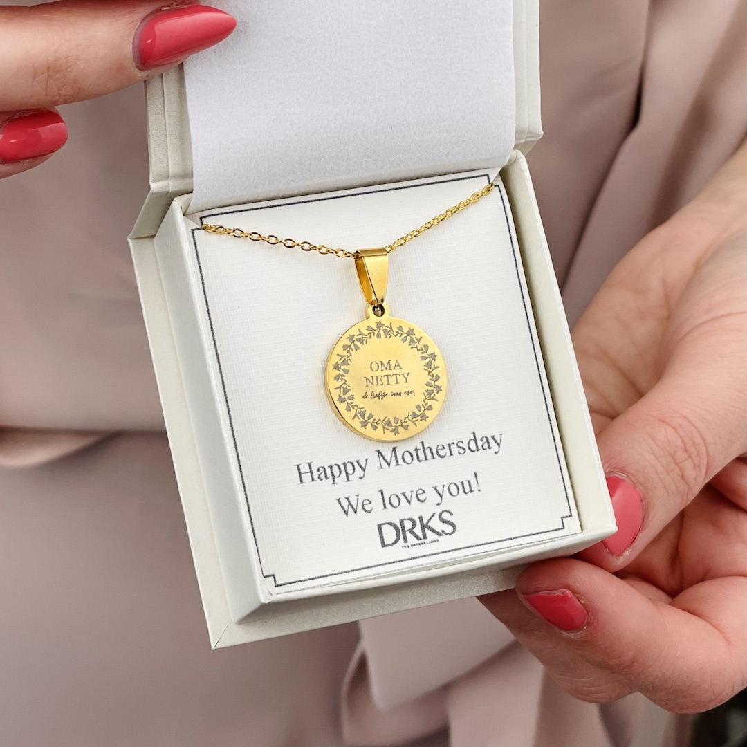 Ketting met de naam van oma gegraveerd