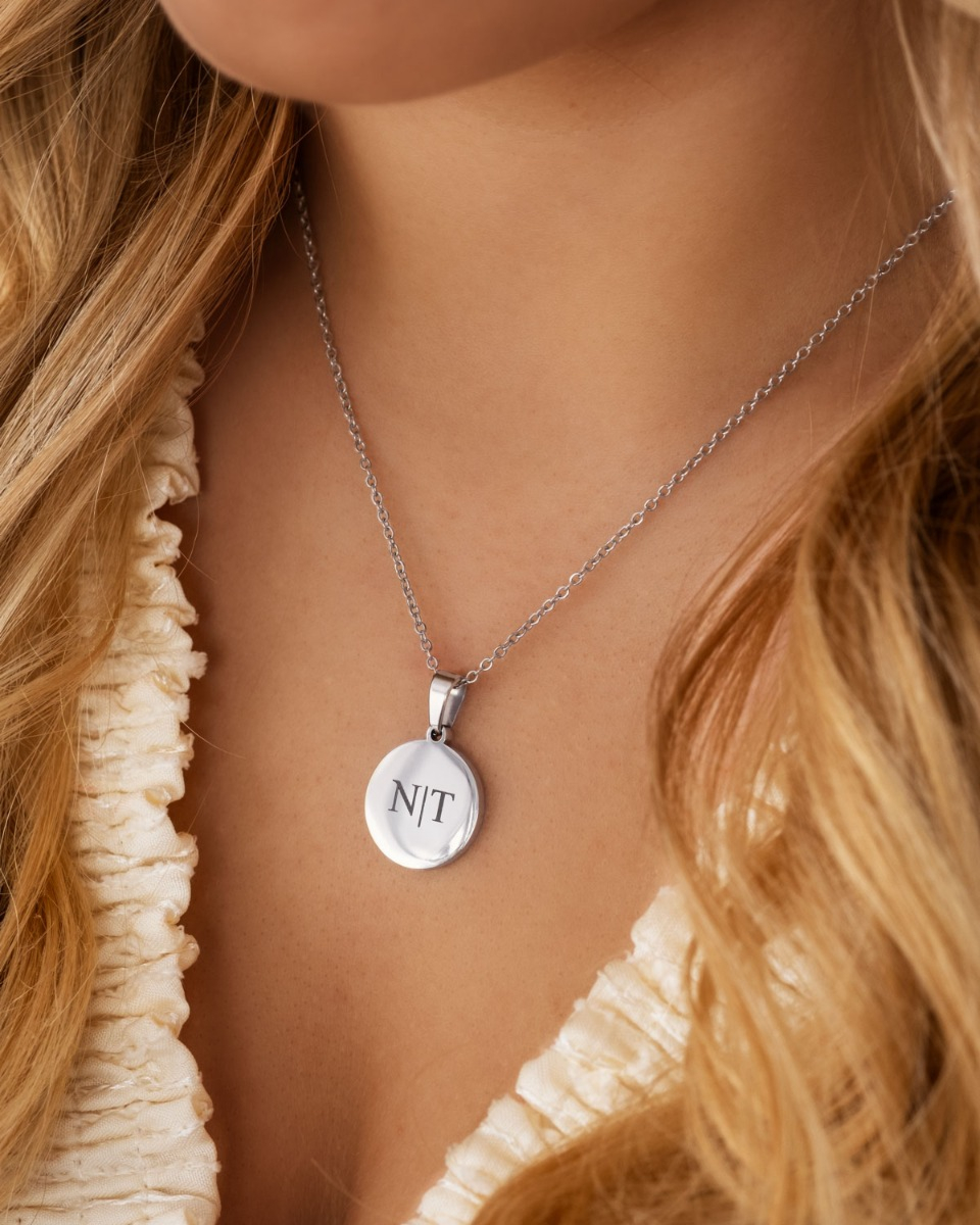 zilveren ketting met twee letters gegraveerd