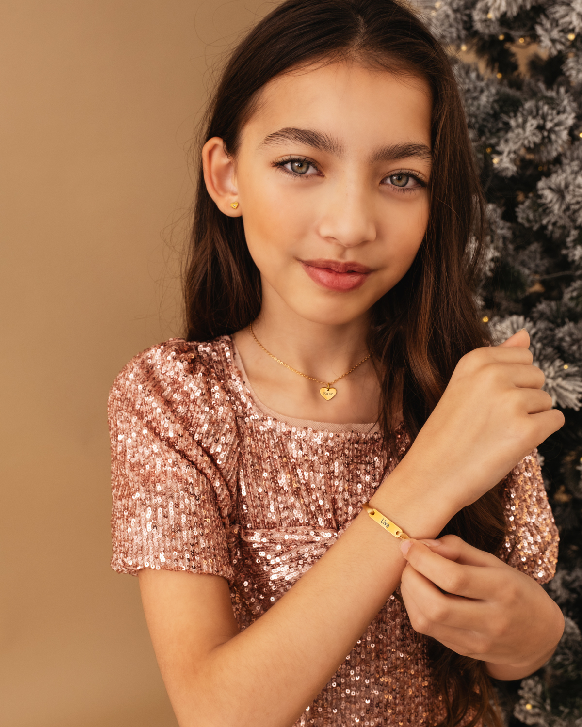 Model draagt gouden kinder ketting hartje met gravering