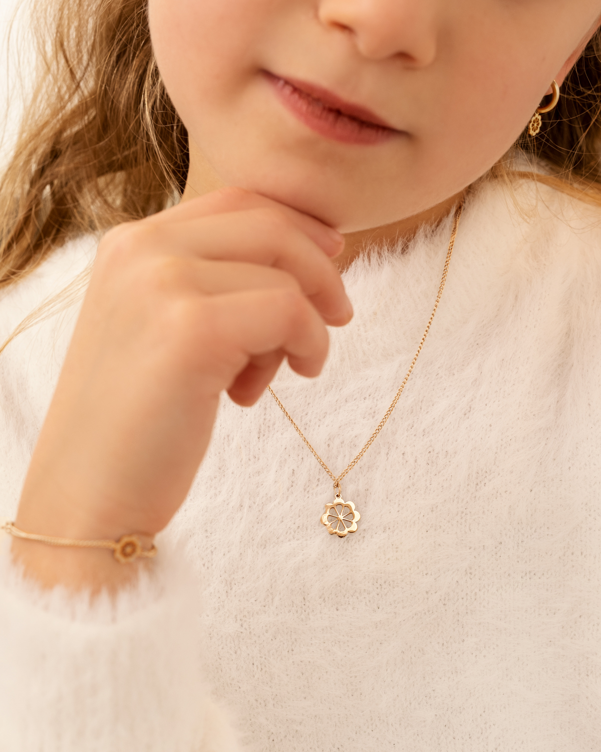 Kinder ketting flower goudkleurig om hals van kindje