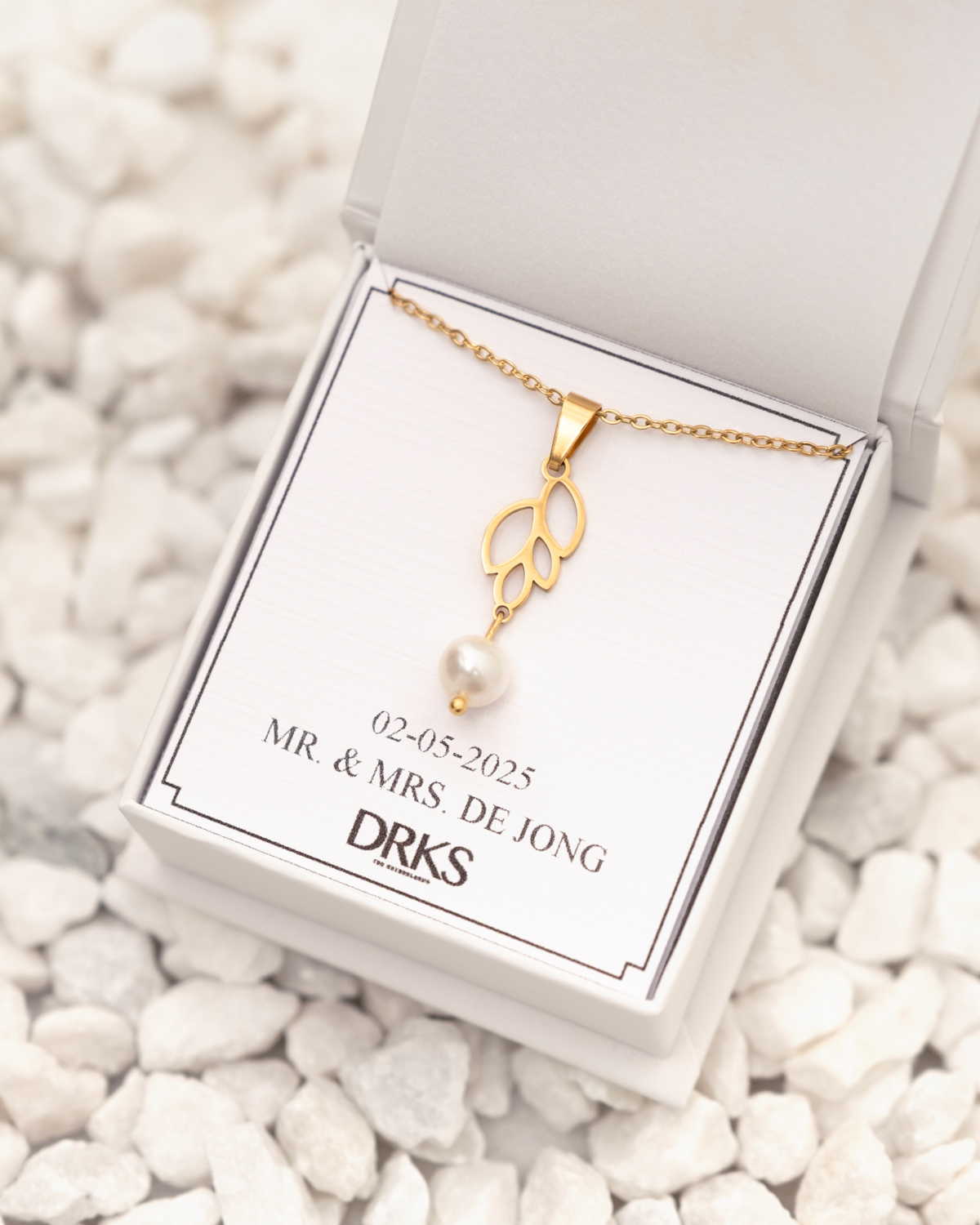 Gouden ketting met parel in sieradendoosje