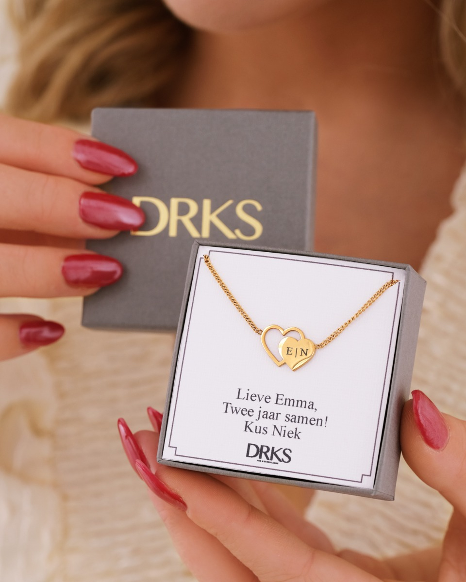 gouden ketting met initialen gegraveerd op hartjes