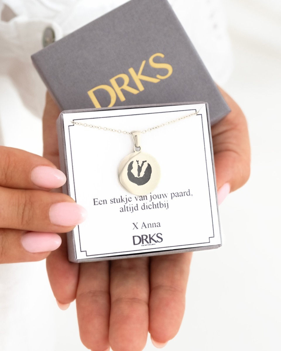 Zilveren ketting met hoefafdruk in sieradendoosje