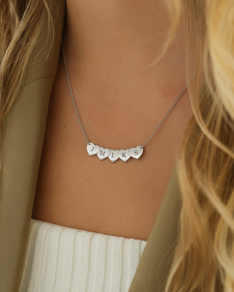 Initialen ketting met vijf hartjes