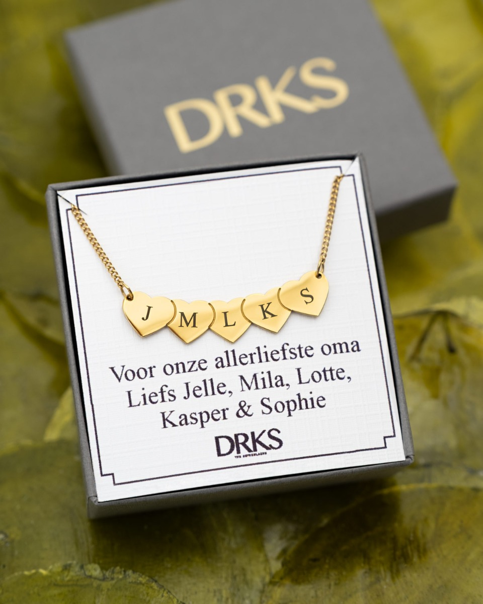 Gouden ketting met 5 hartjes en initialen in sieradendoosje