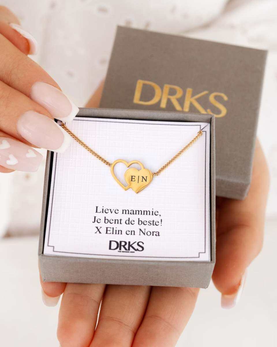 gouden hartjes ketting met tekst voor mama in het sieradendoosje