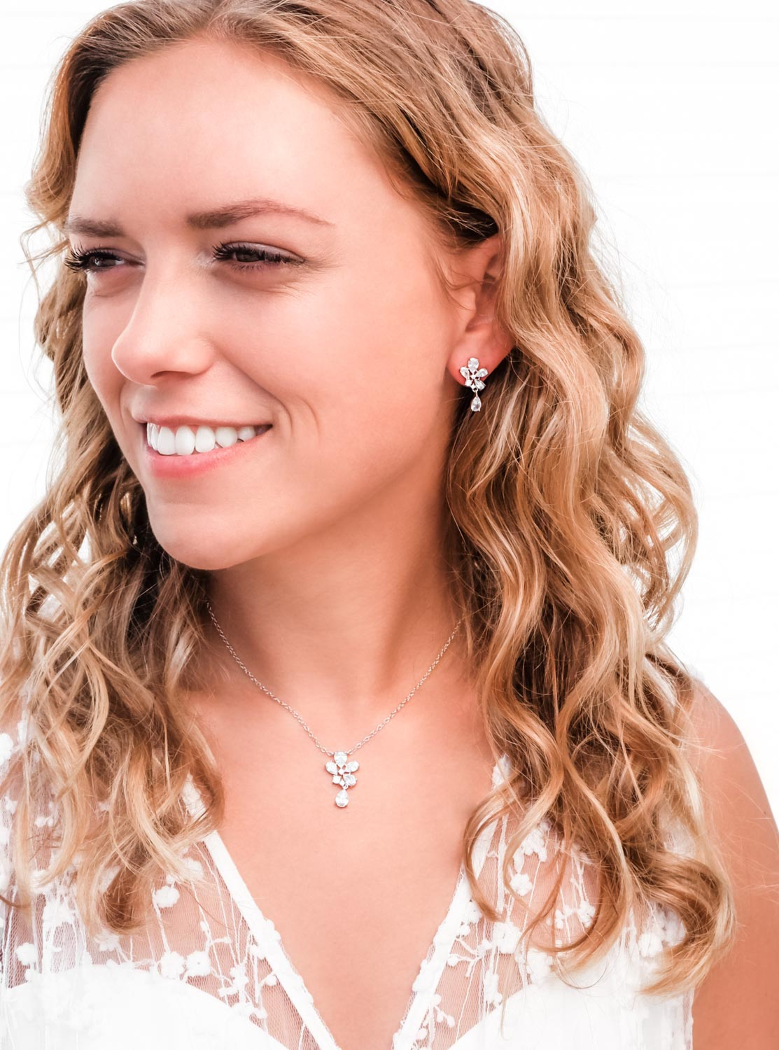 Mooie ketting voor de bruid om de hals