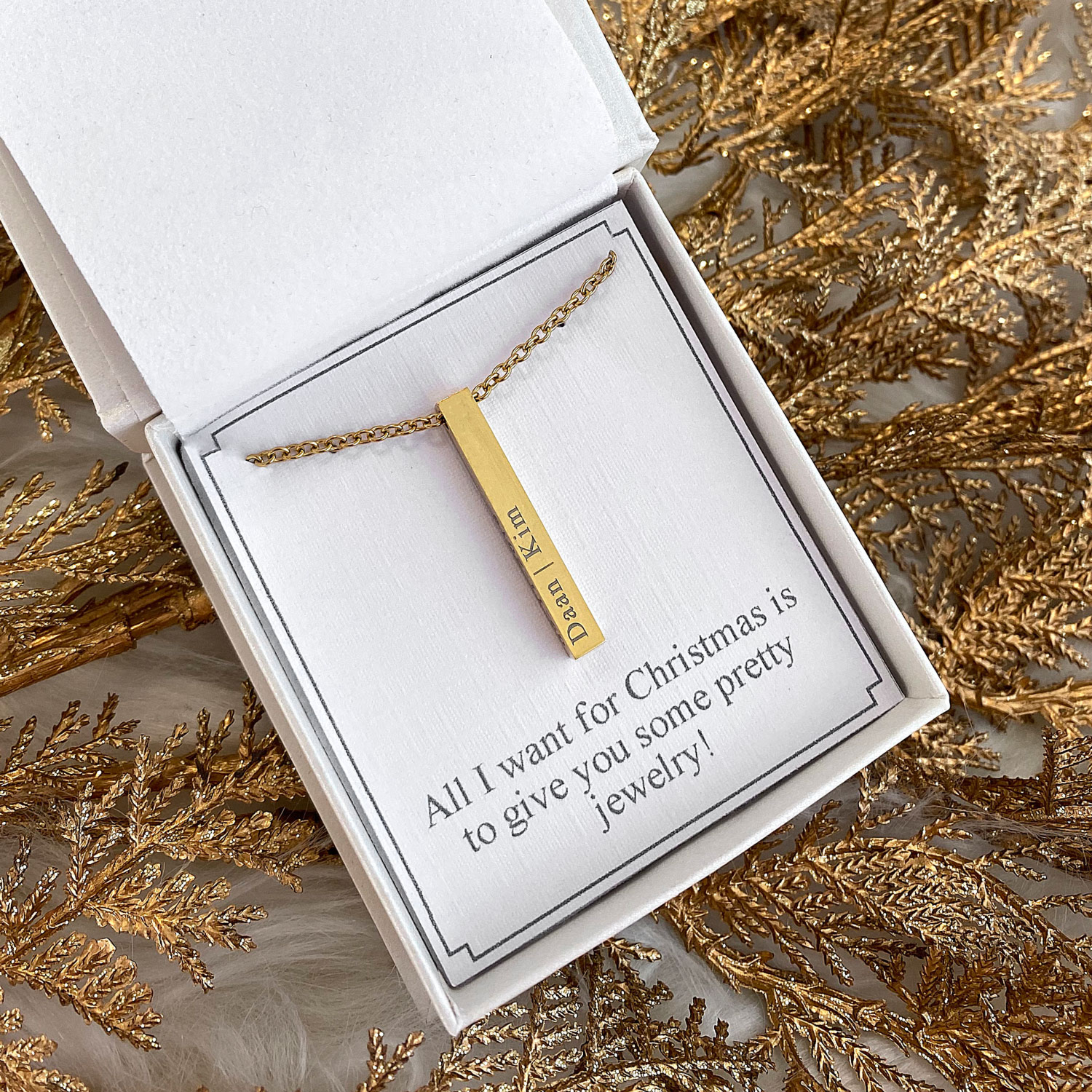 Graveerbare gouden ketting in een sieradendoosje met een naam