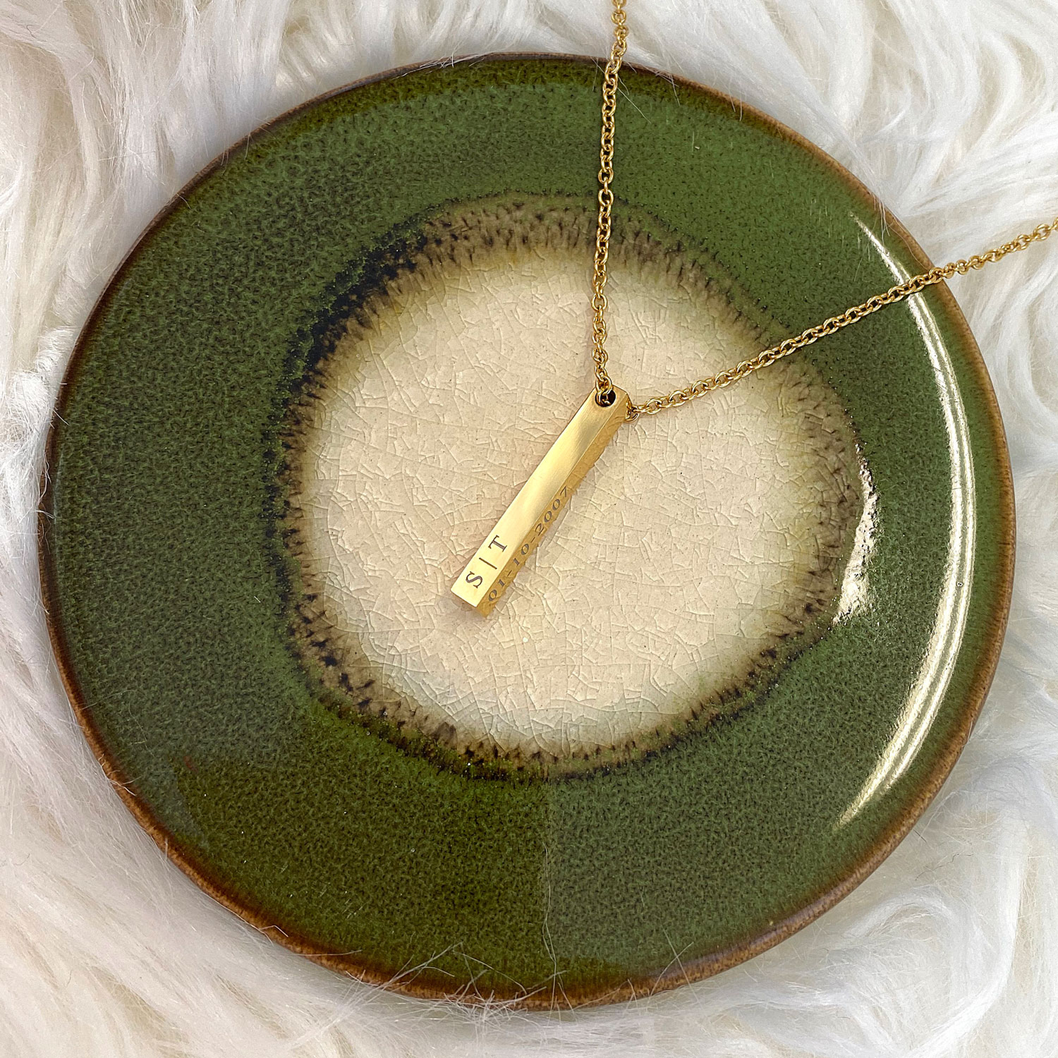 Gouden ketting met een naam met een gravering op de naam