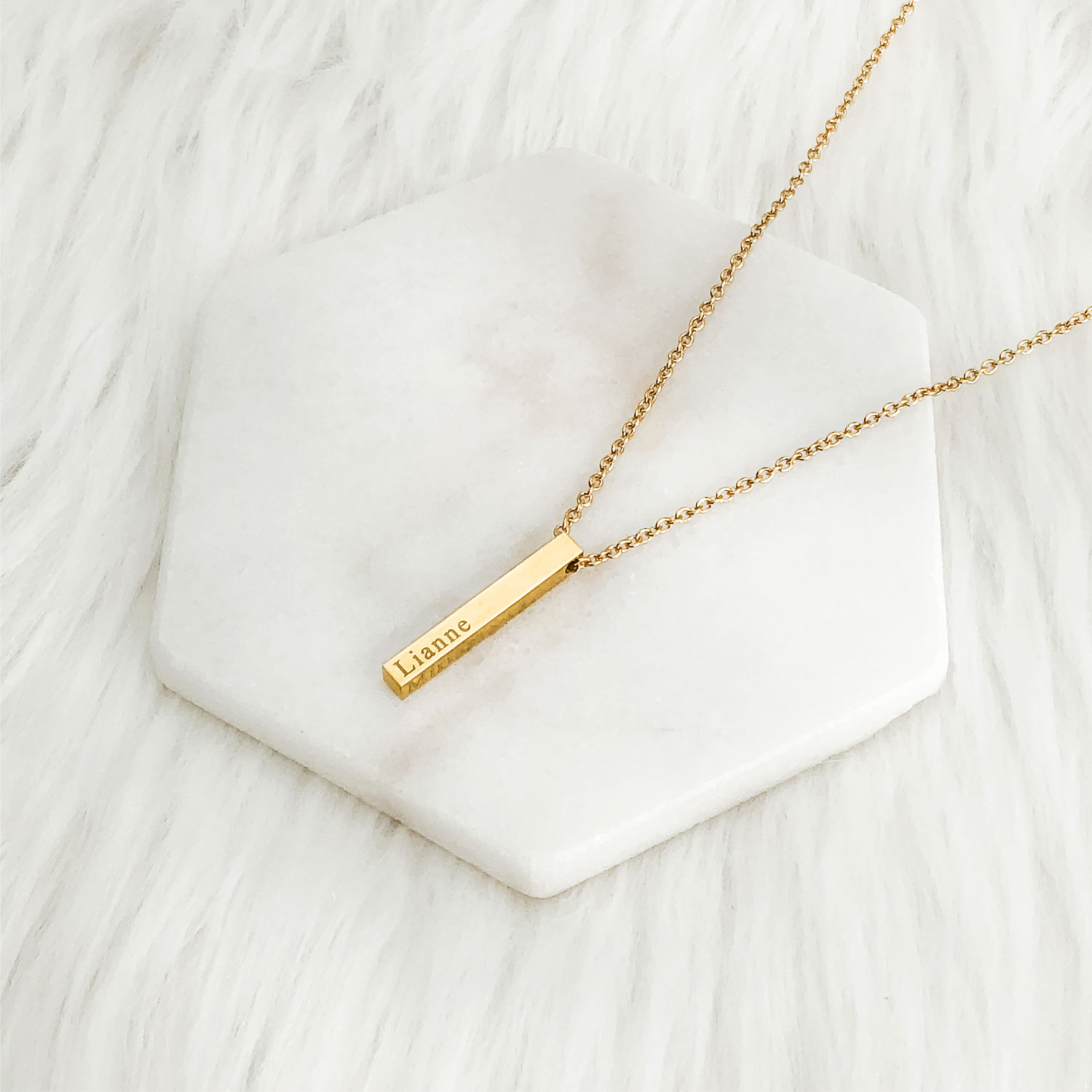 gouden ketting met jouw naam op een plaatje om te kopen