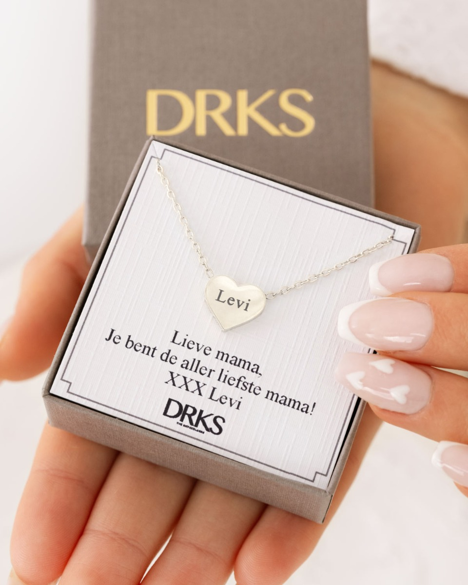 Zilveren hartjes ketting in sieradendoosje