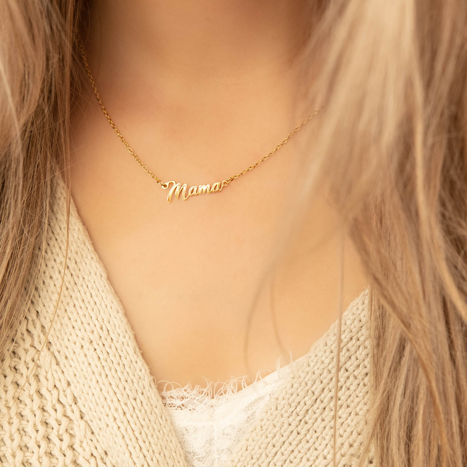 Goudkleurige mama ketting om de hals van het model