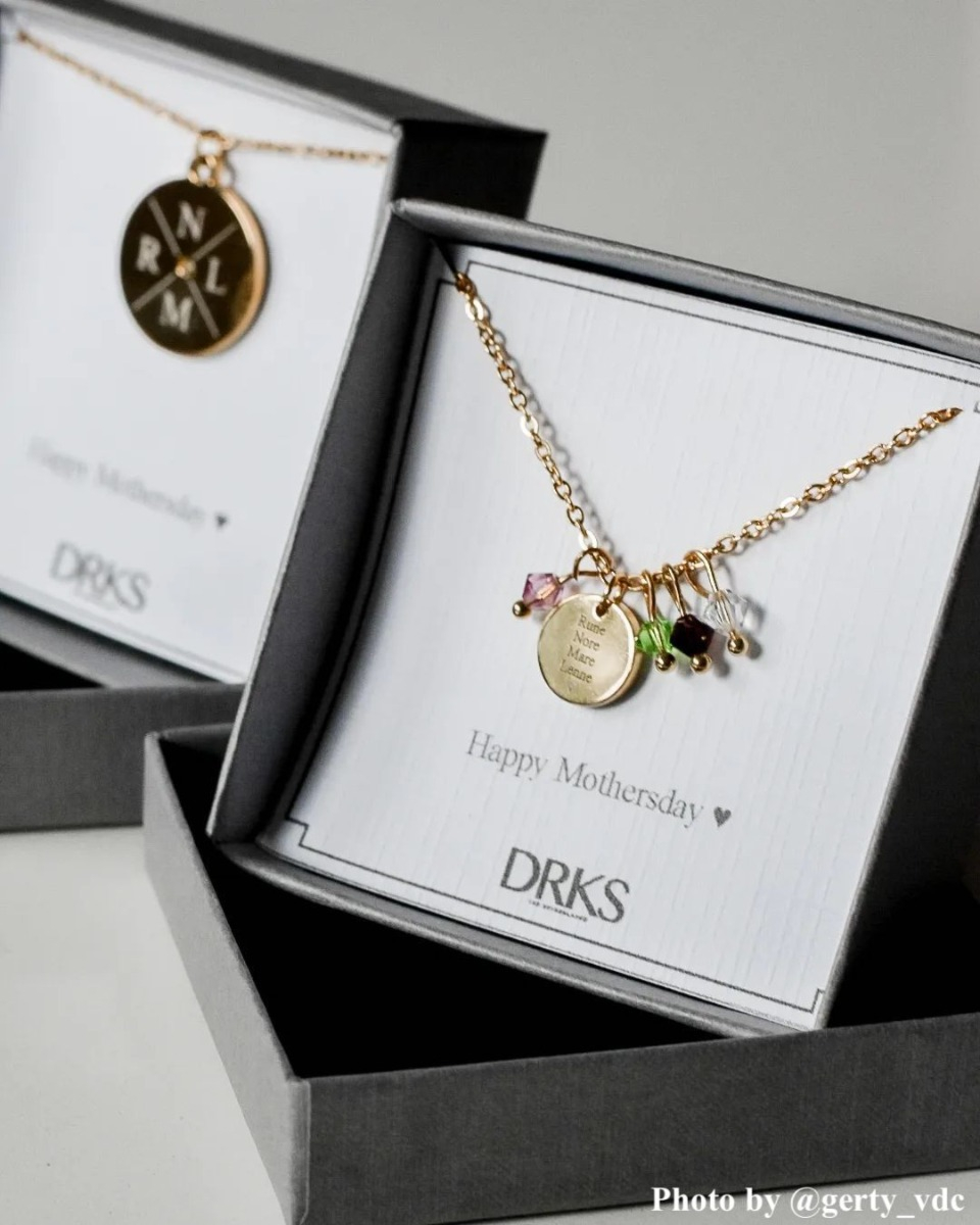 Influencer met birthstone ketting