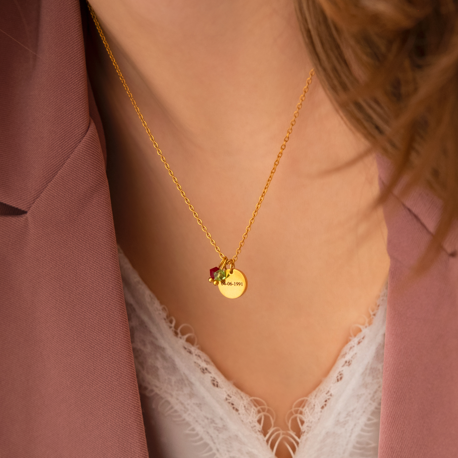 ketting om hals met geboortesteen
