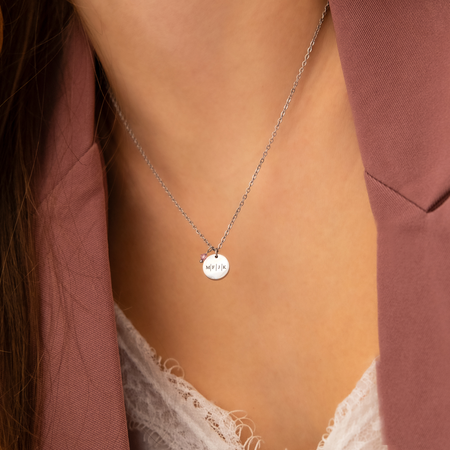 graveerbare ketting met birthstone om hals