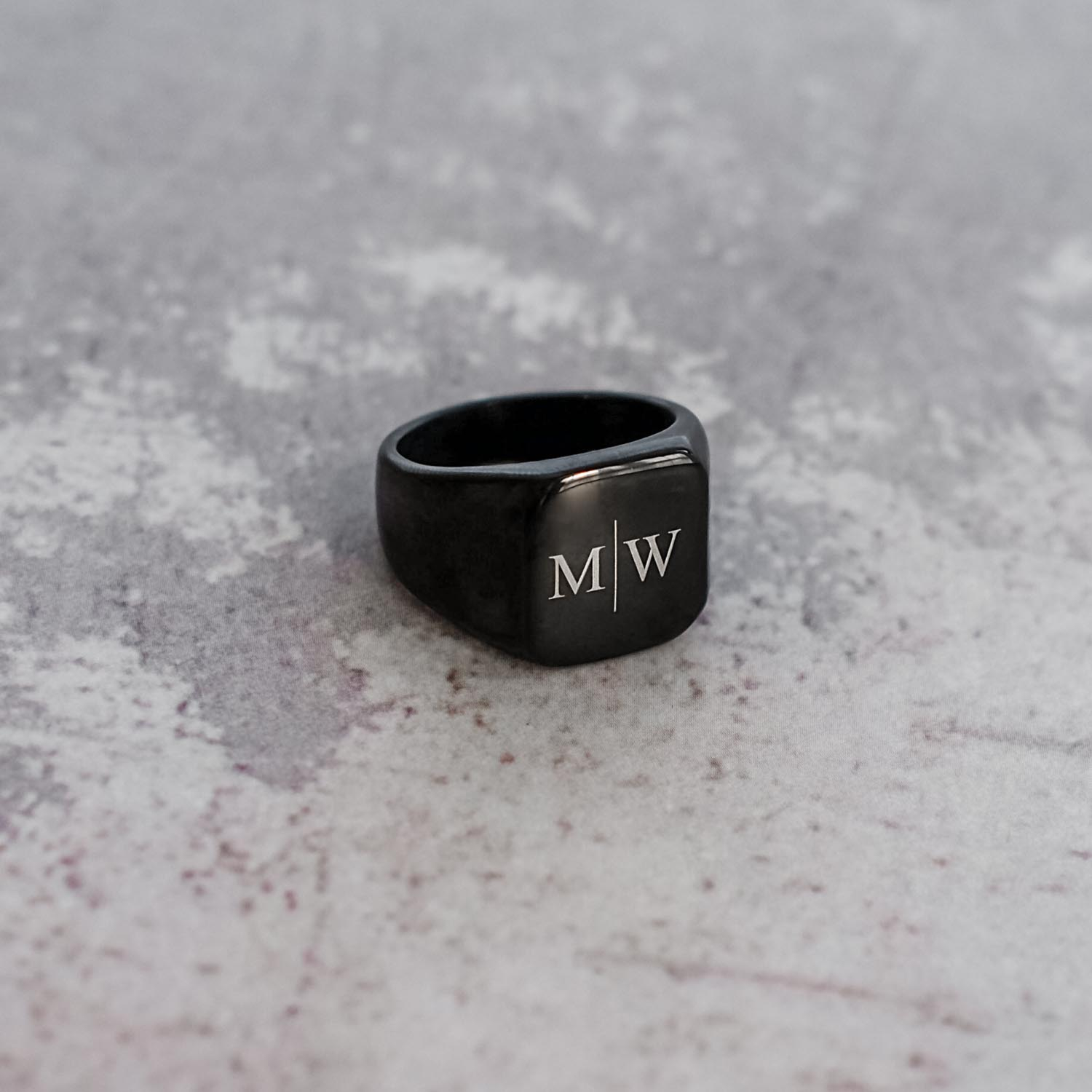 Heren ring op een marmer plaatje om te kopen