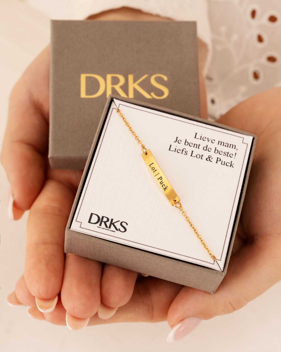graveerbare armband met namen en persoonlijke tekst in sieradendoosje