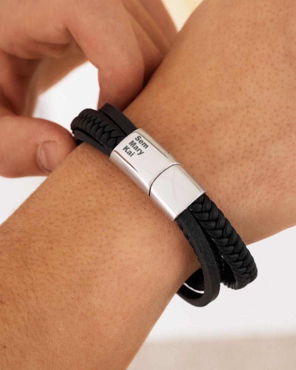 zwarte heren armband met zilveren sluiting met namen erop gegraveerd