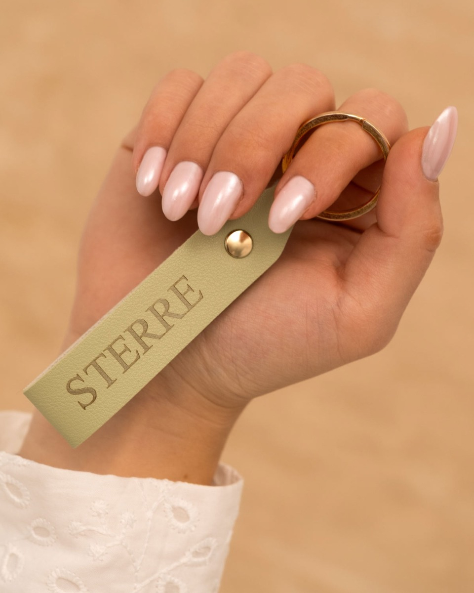 groene sleutelhanger met naam in hand