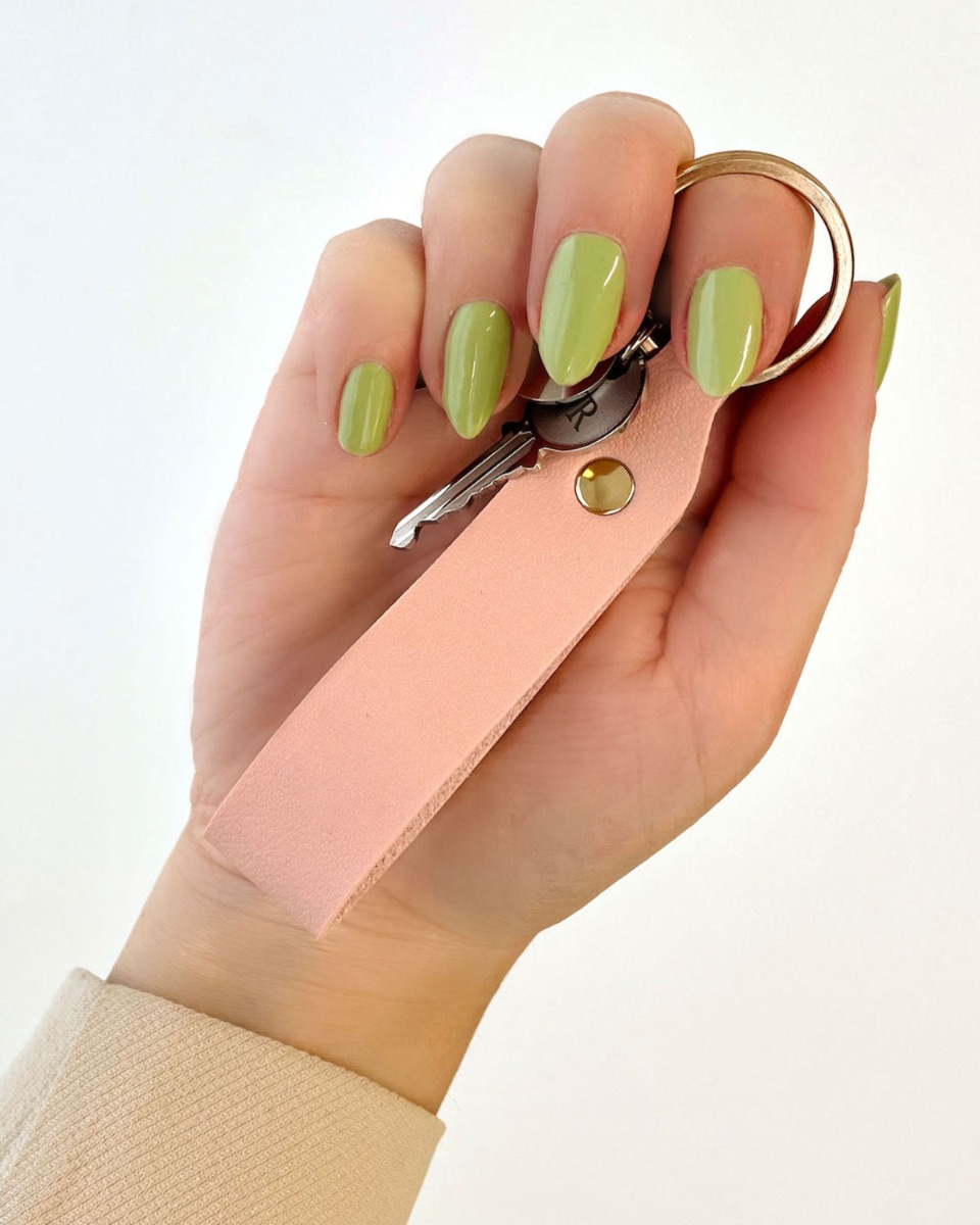 roze sleutelhanger met sleutel