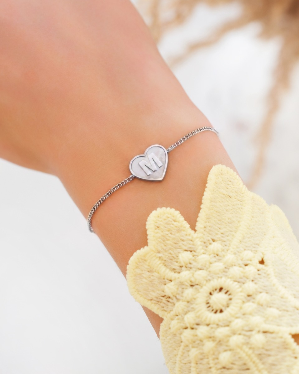Zilveren hartjes initial armband met parelmoer