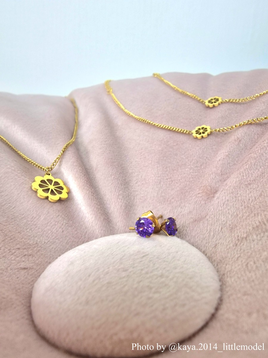 Paarse stud oorbellen en gouden kindersieraden
