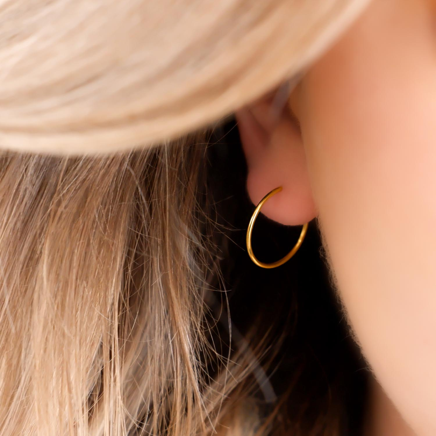 Vrouw draagt Oorringen Sterling Zilver 20 mm Verguld