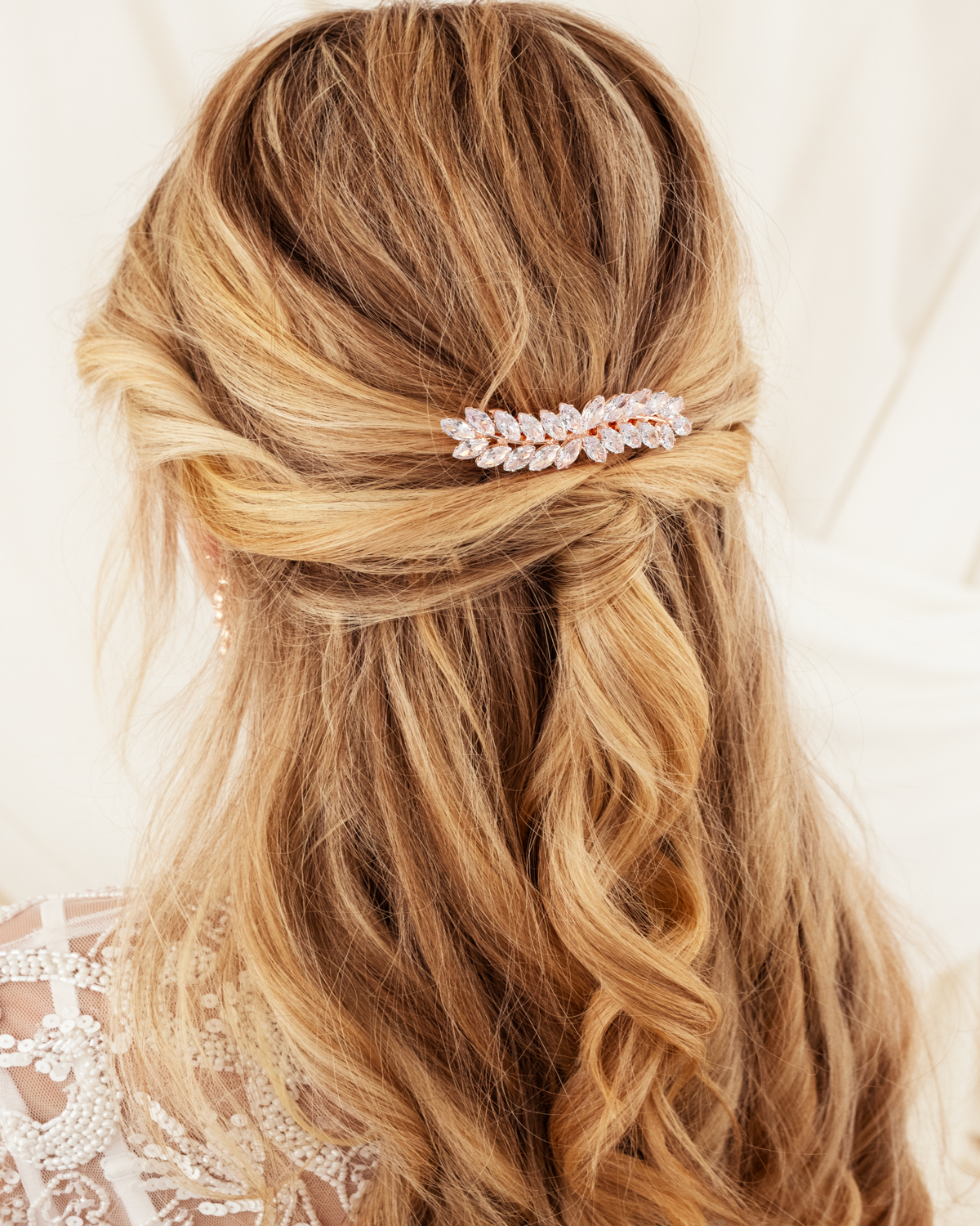 Model draagt rose gouden haaraccessoire