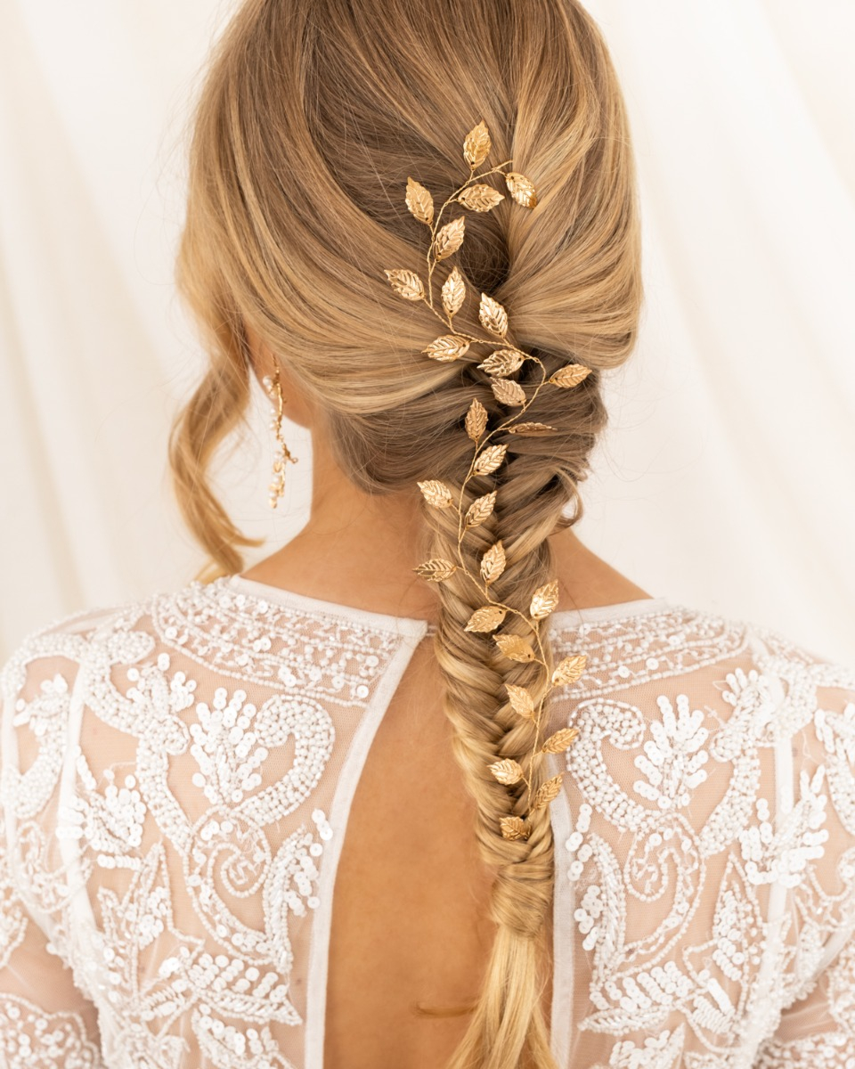 Gouden hairvine met blaadjes in haar