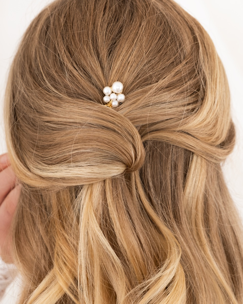 Gouden haarpin met parels met bruid