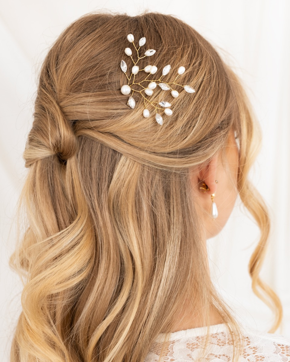 Bruid draagt houden haaraccessoire met parels en steentjes