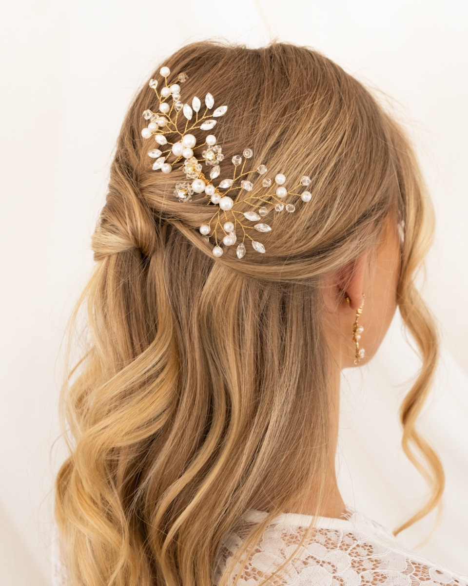 Model draagt haaraccessoire met parels voor de bruid