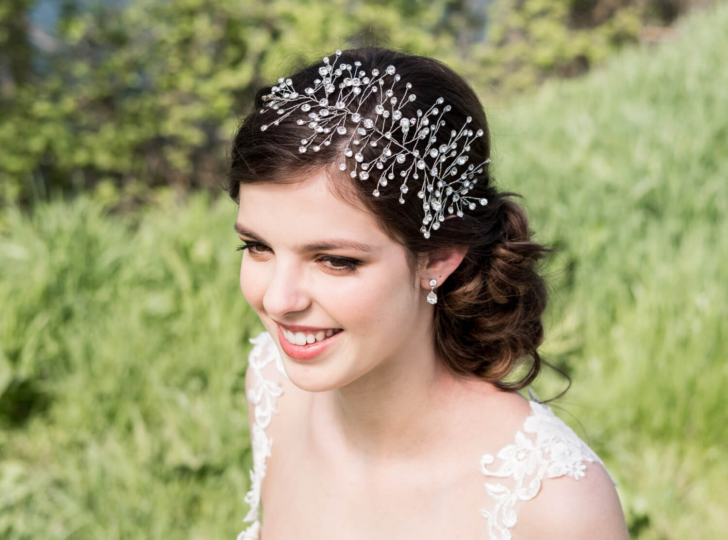 Bruid met haaraccessoire van DRKS in haar
