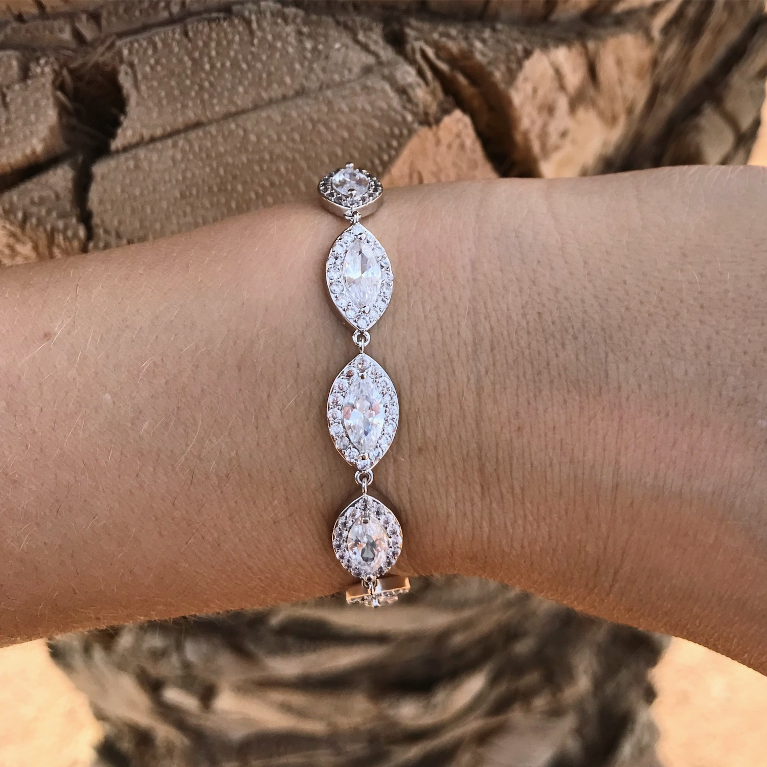 Bruid draagt luxe sparkle armband drks 