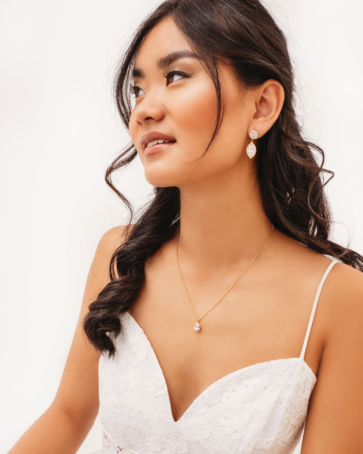 Model met sparkle oorbellen in de vorm van een druppen goudkleurig