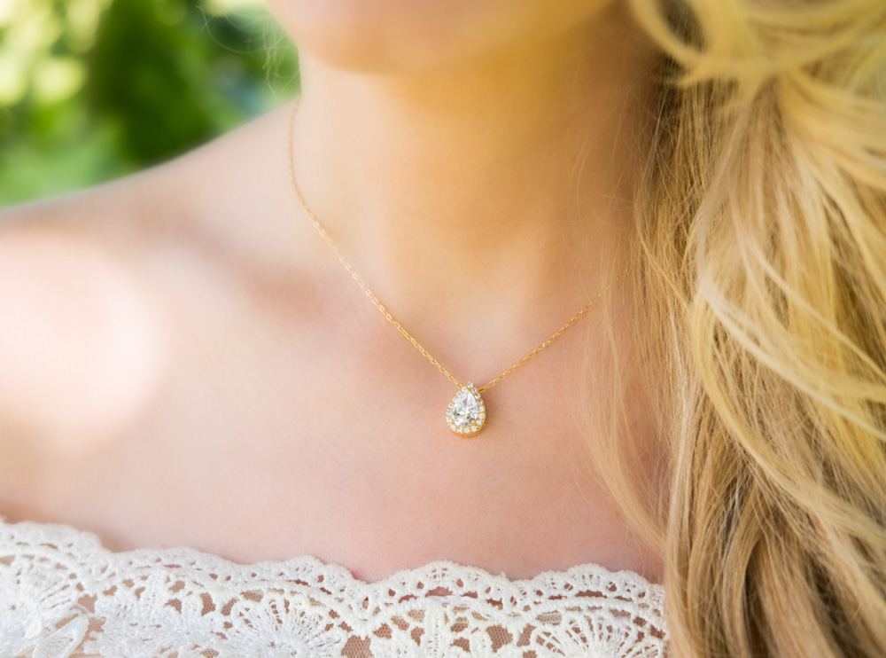 Vrouw draagt daily luxury ketting in het goud voor een complete look